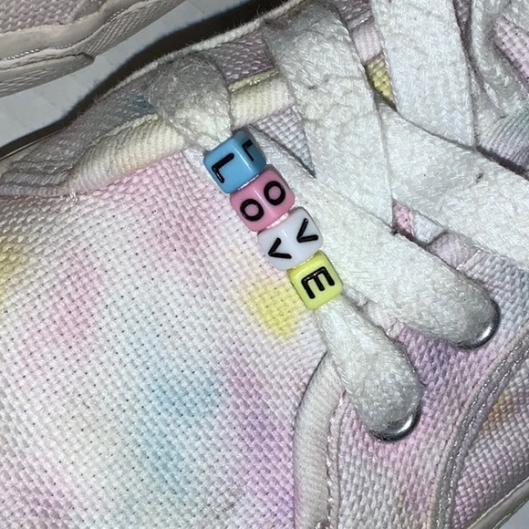 Sugar & Jade Girl’s Sneakers Tie Die with Shoe Lace and LOVE Beads - Size 3 - Picture 2 of 3